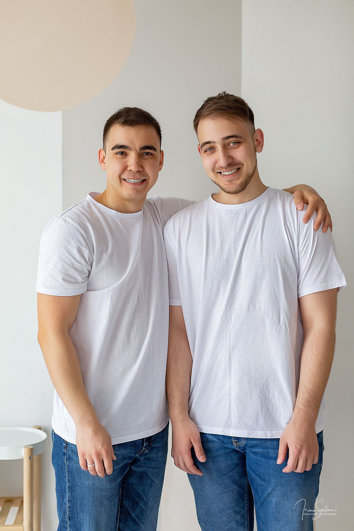 Семейная фотосессия в фотостудии в светлых оттенках. Детский и семейный фотограф в Екатеринбурге