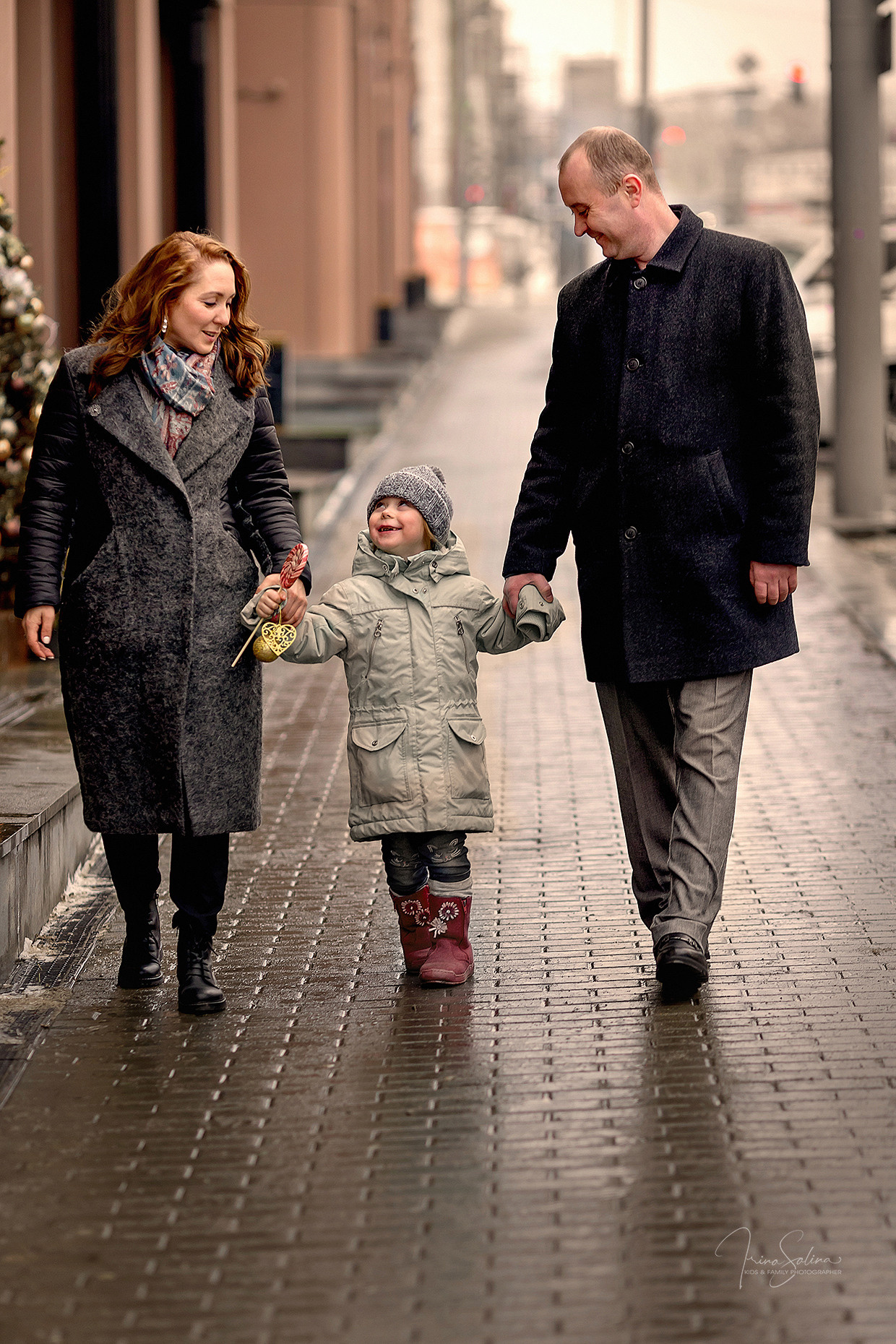 Прогулка по новогоднему городу. Детский и семейный фотограф в Екатеринбурге