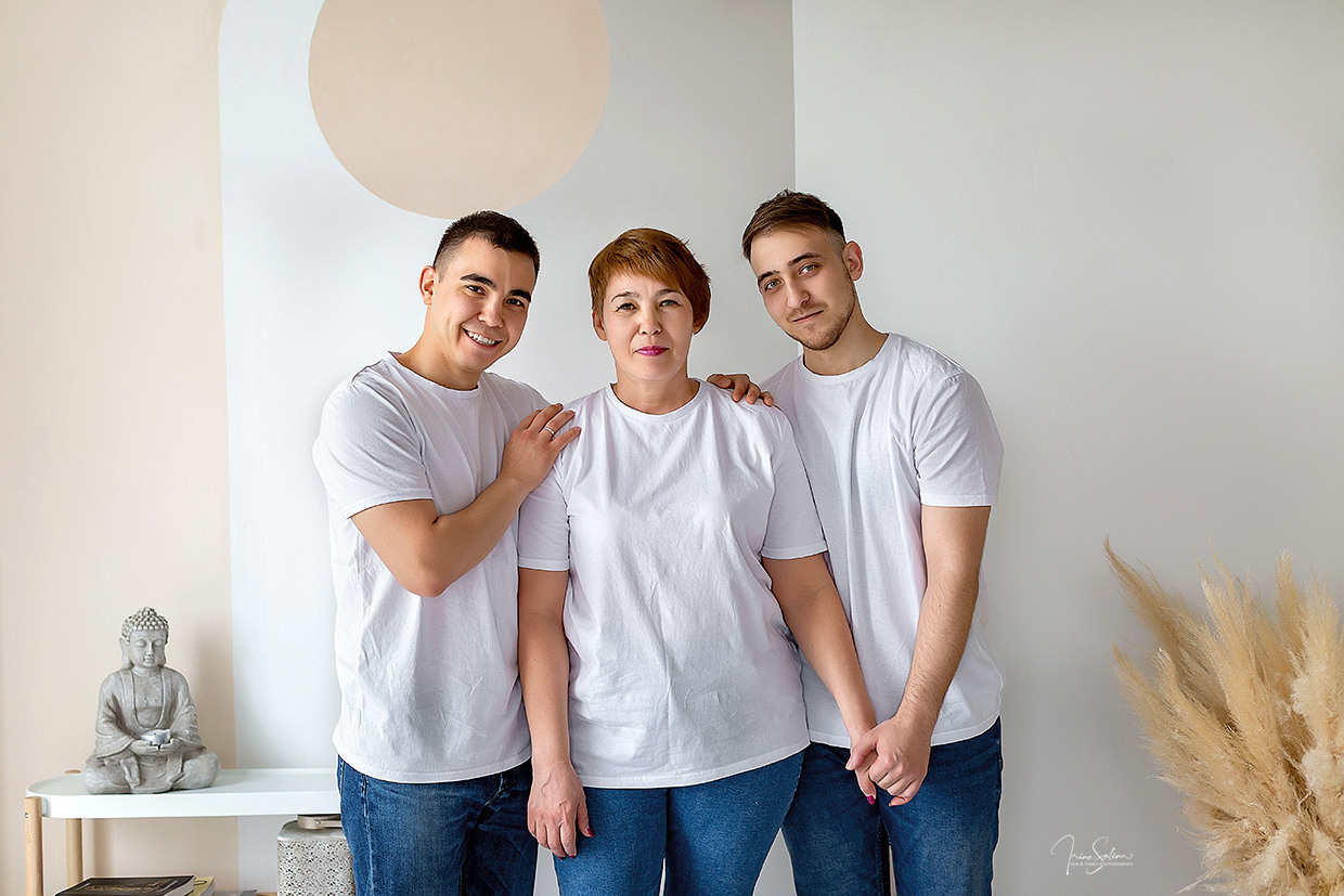 Семейная фотосессия в фотостудии в светлых оттенках. Детский и семейный фотограф в Екатеринбурге