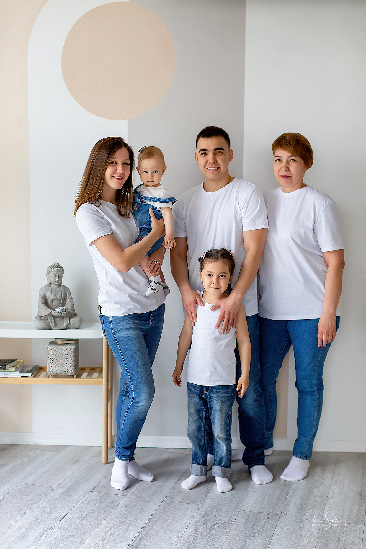 Семейная фотосессия в фотостудии в светлых оттенках. Детский и семейный фотограф в Екатеринбурге