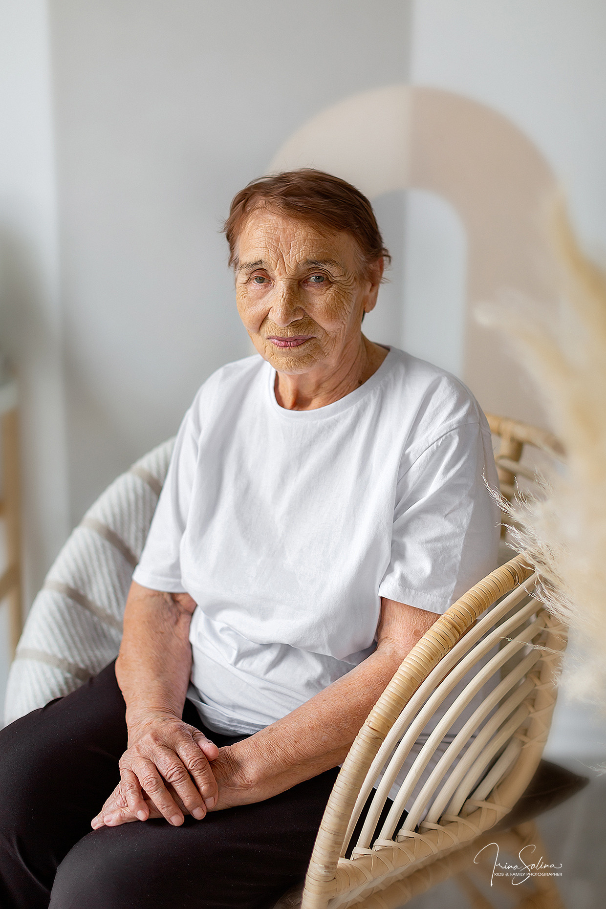 Семейная фотосессия в фотостудии в светлых оттенках. Детский и семейный фотограф в Екатеринбурге