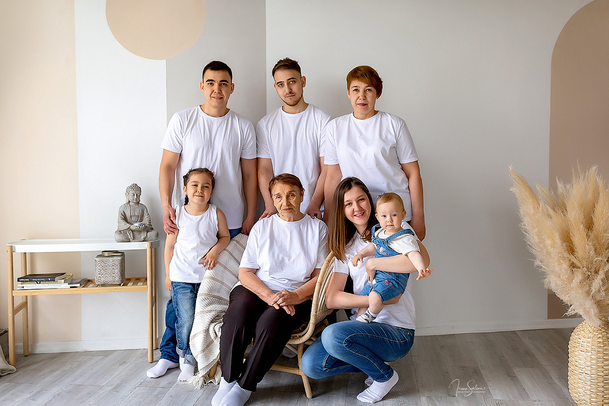 Семейная фотосессия в фотостудии в светлых оттенках. Детский и семейный фотограф в Екатеринбурге