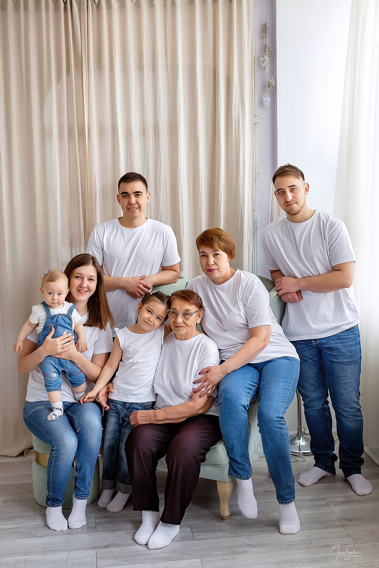 Семейная фотосессия в фотостудии в светлых оттенках. Детский и семейный фотограф в Екатеринбурге