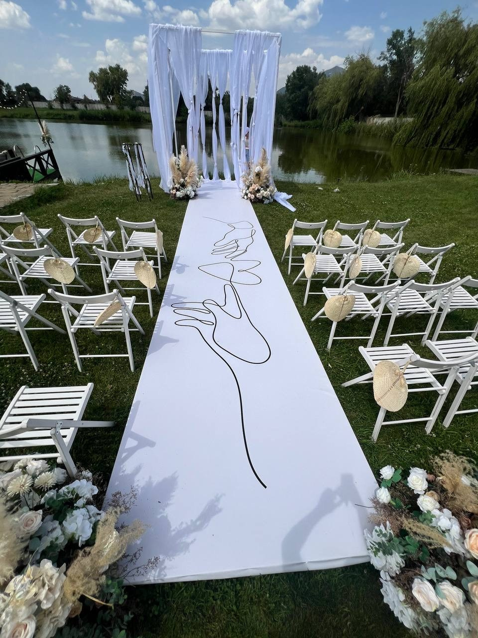 «Однажды взявшись за руки…» не выдуманная история двух влюбленных. Свадьба в загородном клубе на берегу озера с видом на Бештау. Организация мероприятий ЮФО