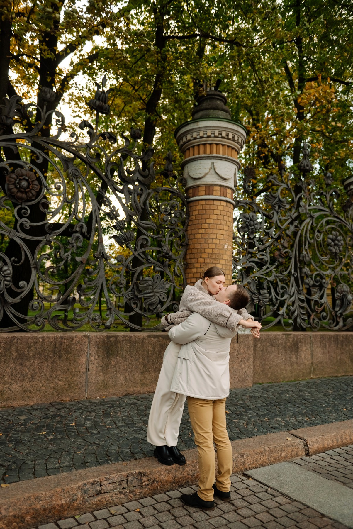 Осенняя фотосессия с парнем в Питере в центре города. Свадебный и сеейный фотограф в Санкт-Петербурге Елена Худякова