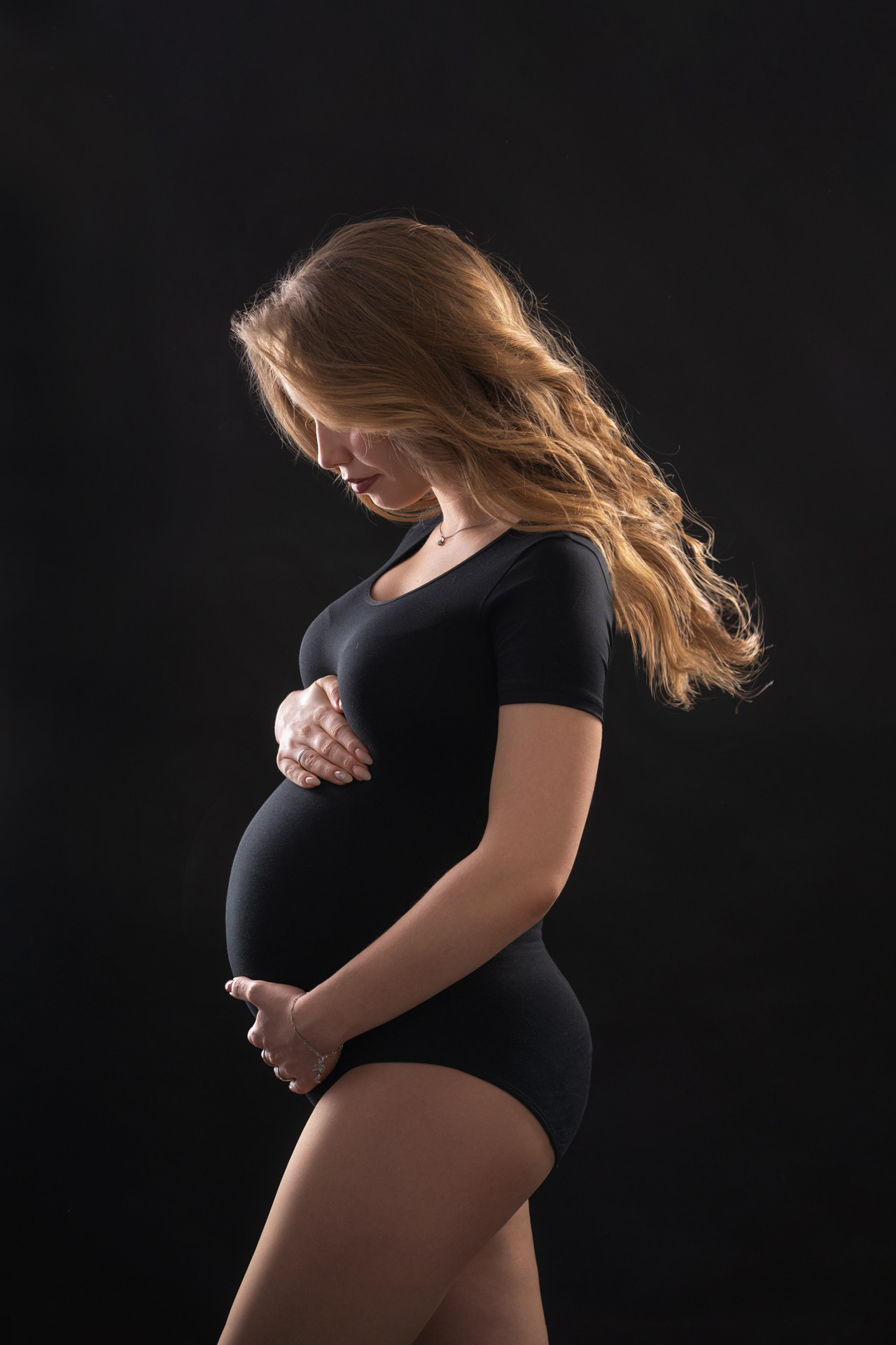 Беременность. Фотограф Илья Булгаков предлагает профессиональные услуги в городе Вольск. Специализация: свадебная, семейная и студийная фотосъемка