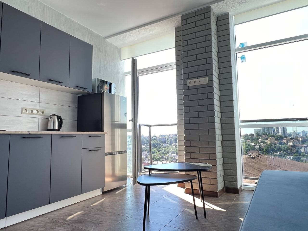 Классная двухуровневая квартира с потрясающим видом на город, со своей парковкой. Квартиры посуточно, длительно в Сочи, LARA APART GROUP