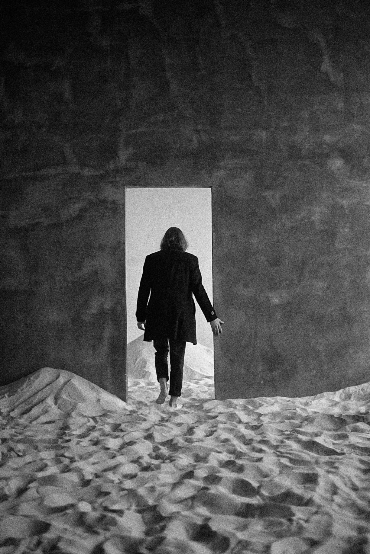 Силуэт мужчины в дверном проеме