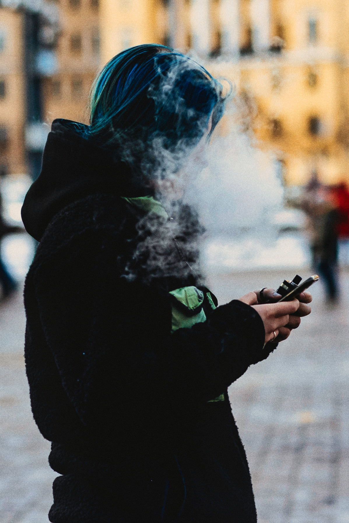 Девушка в дыму в наушниках