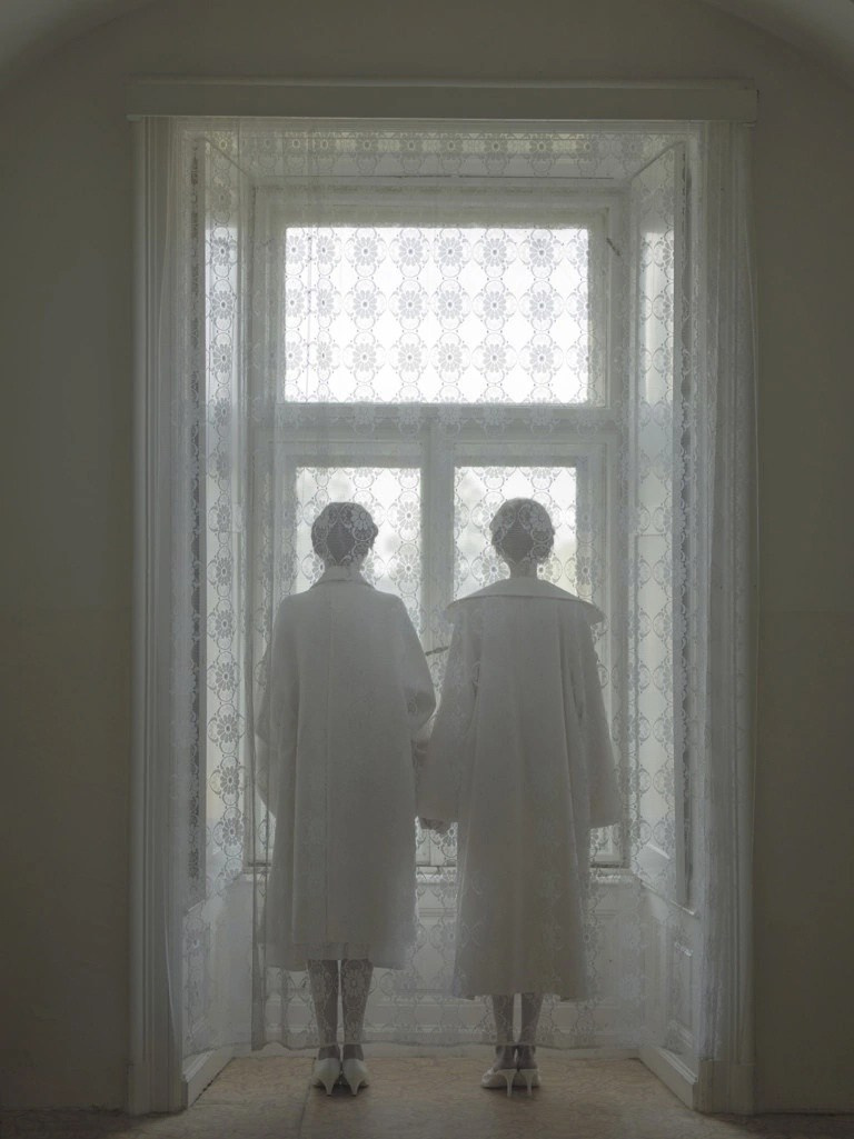 постановочная фотография Эвелин Бенчиковой с фигурами людей и холодной цветовой палитрой