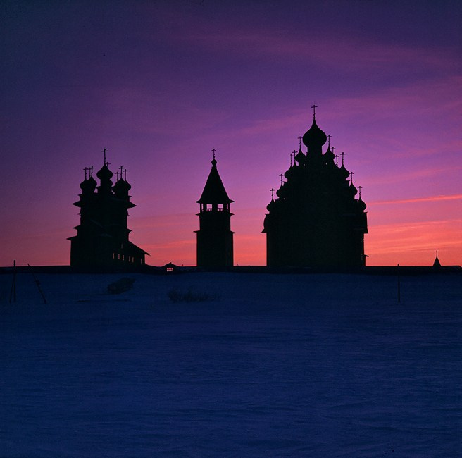 Ц-вь Покрова Богородицы, колокольня и Преображенская ц-вь. Кижи