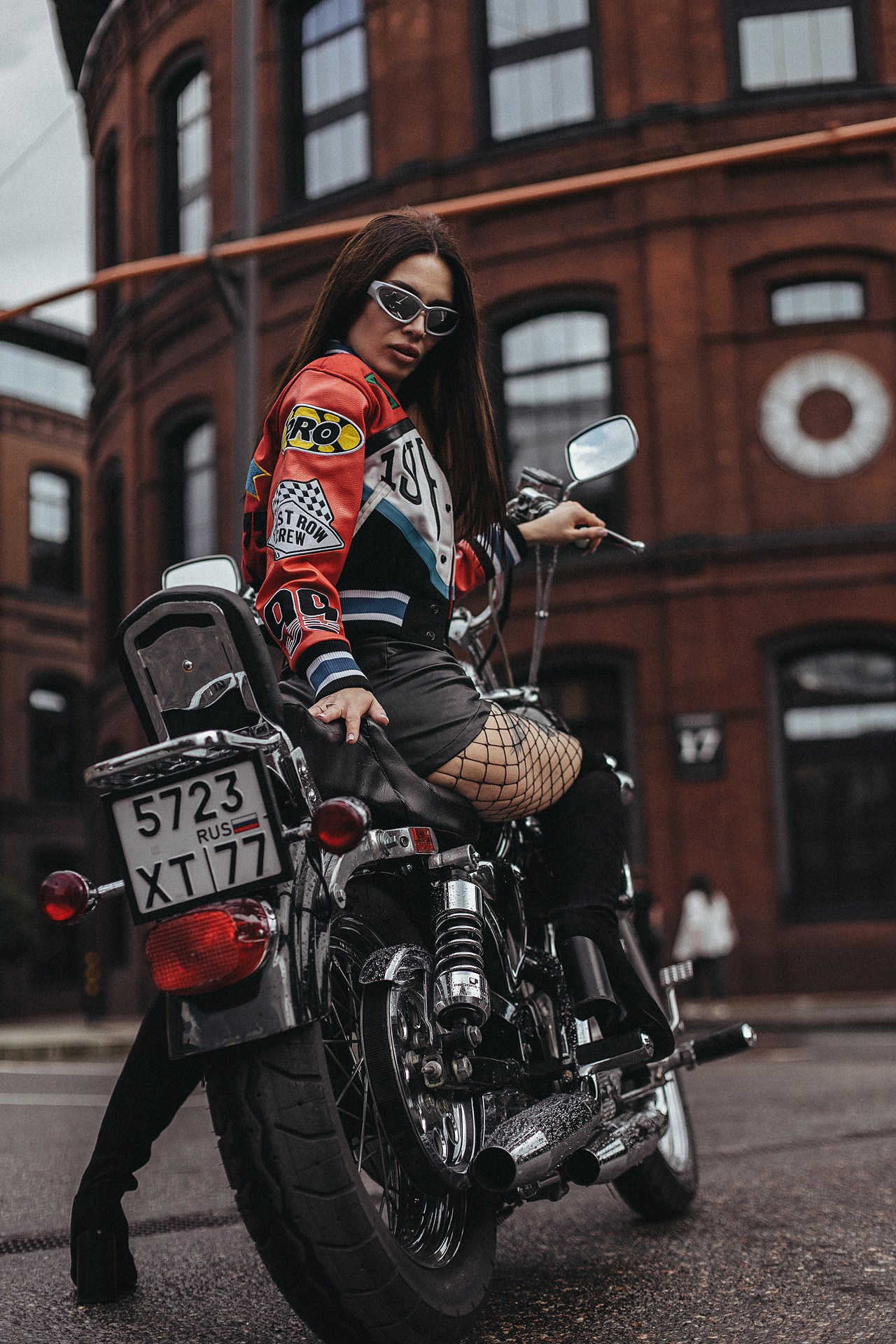 Фотосессия девушки на байке с красной курткой