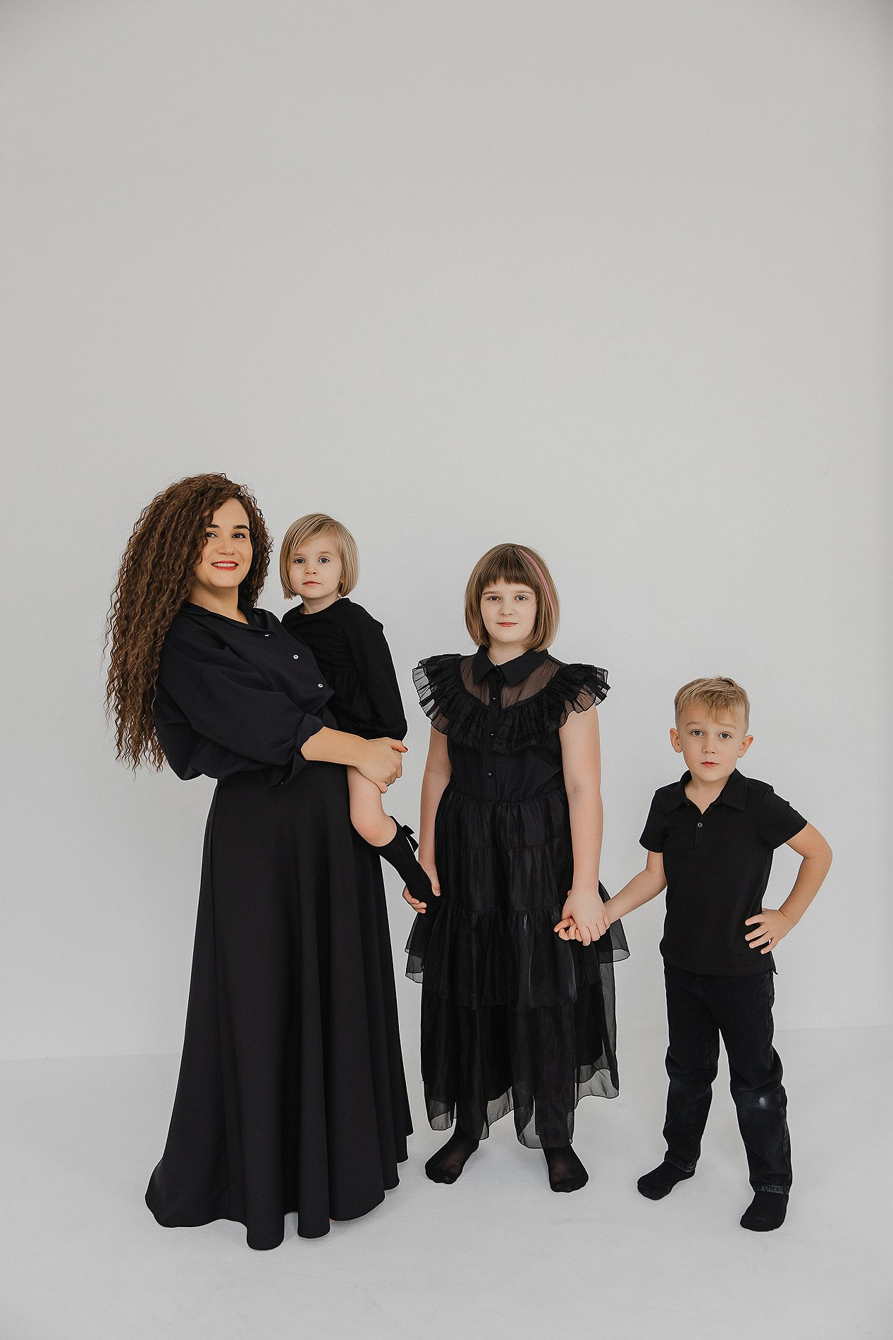 Семейная фотосессия на белом фоне. Фотограф Олеся Жомер