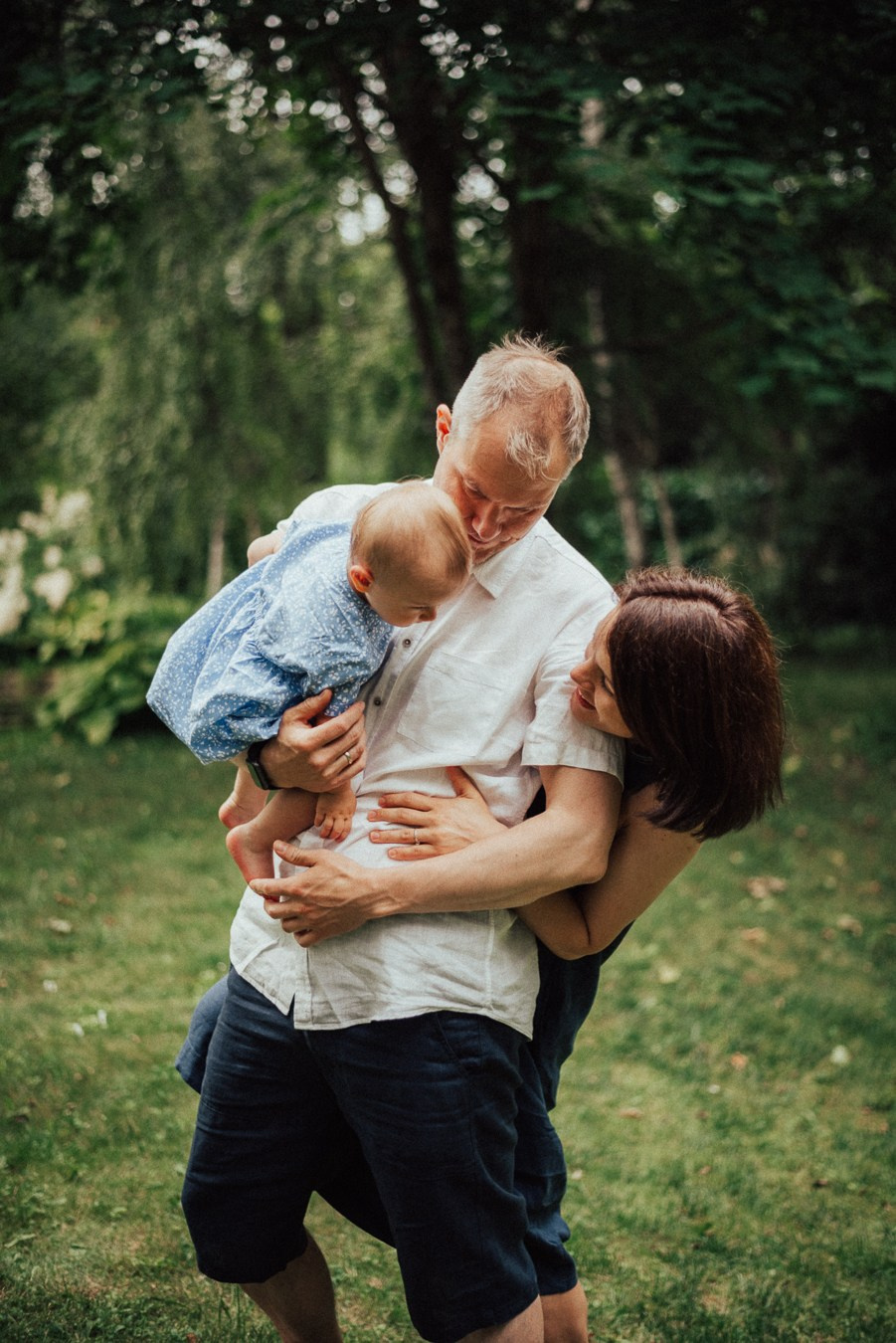 Коля, Ксюша, Саша, Андрей, Кира и бабушки | на даче