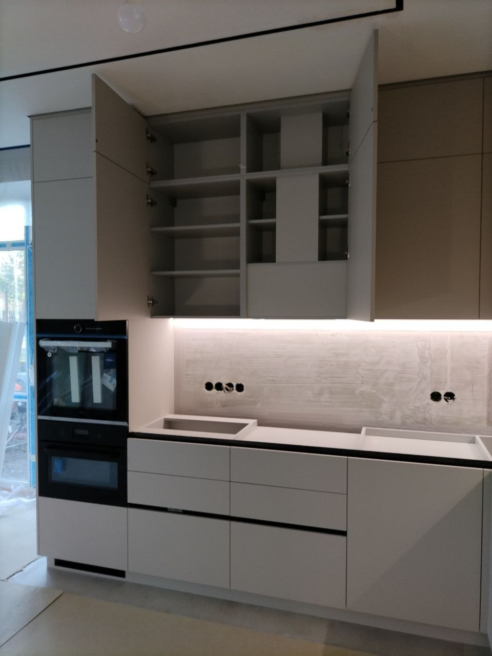 Фото с монтажа |Мебель на заказа: кухни, шкафы и т.д. в Томске. ГУДРУМ — Мебель на заказ в Томске | Кухни | Шкафы | Стулья и Столы