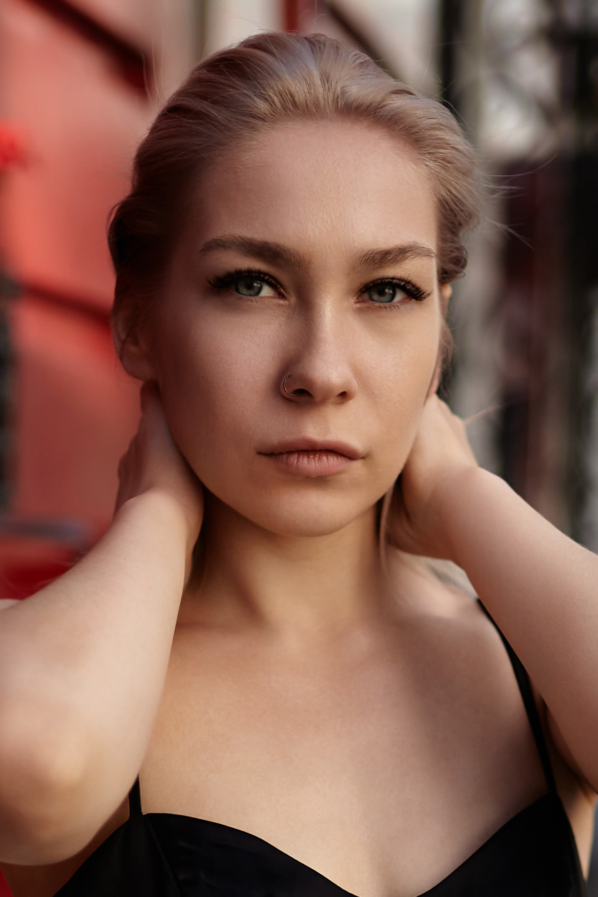 Уличная съемка с профессиональной моделью: качество и стиль.