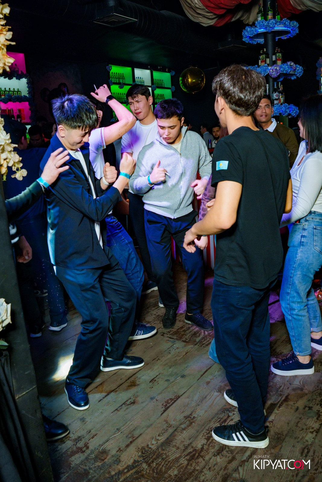 UYAT EMES BAR. КИПЯТКОМ АЛМАТЫ!