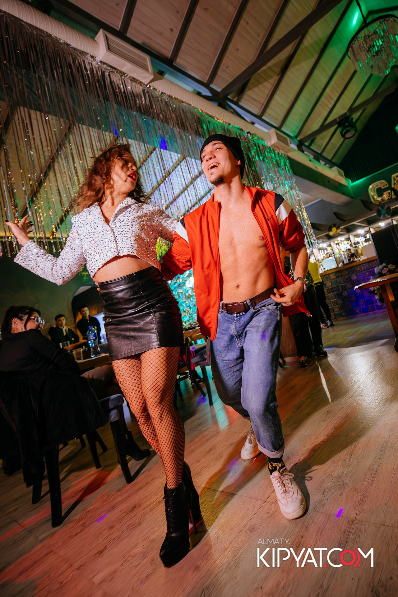 ВЕЧЕРИНКА 90Х КАФЕ CARAFE. КИПЯТКОМ АЛМАТЫ! Фотосъемка мероприятий в Алматы