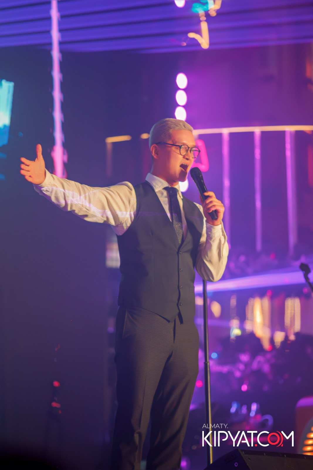 SANTA BARBARA — ПИТ ДЖЕЙСОН (ГР. ПРЕМЬЕР-МИНИСТР) И ИЛЬЯ ЗУДИН (ГР. ДИНАМИТ) НА ПРЕДНОВОГОДНЕЙ ВЕЧЕРИНКЕ. КИПЯТКОМ АЛМАТЫ!