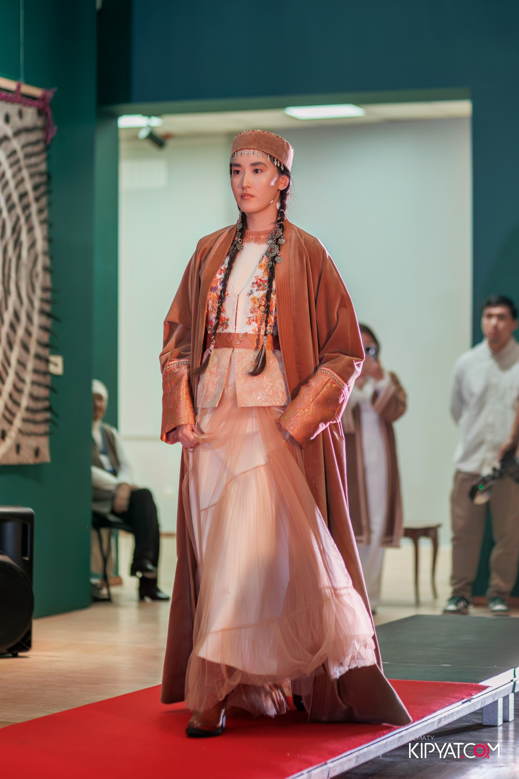 FASHION ПОКАЗ, КАЗАХСКОЙ НАЦИОНАЛЬНОЙ ОДЕЖДЫ. КИПЯТКОМ АЛМАТЫ!