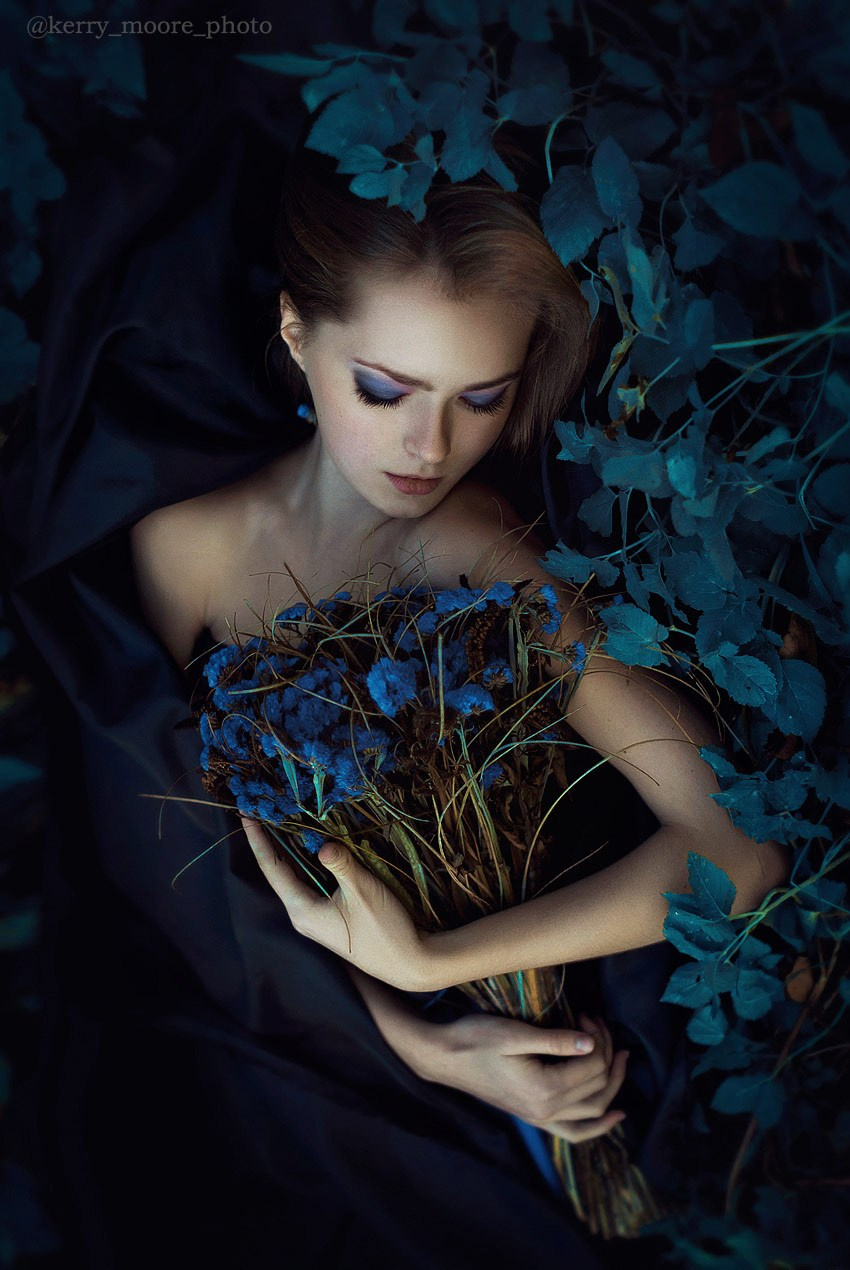 Девушка в синей листве с синим цветком 