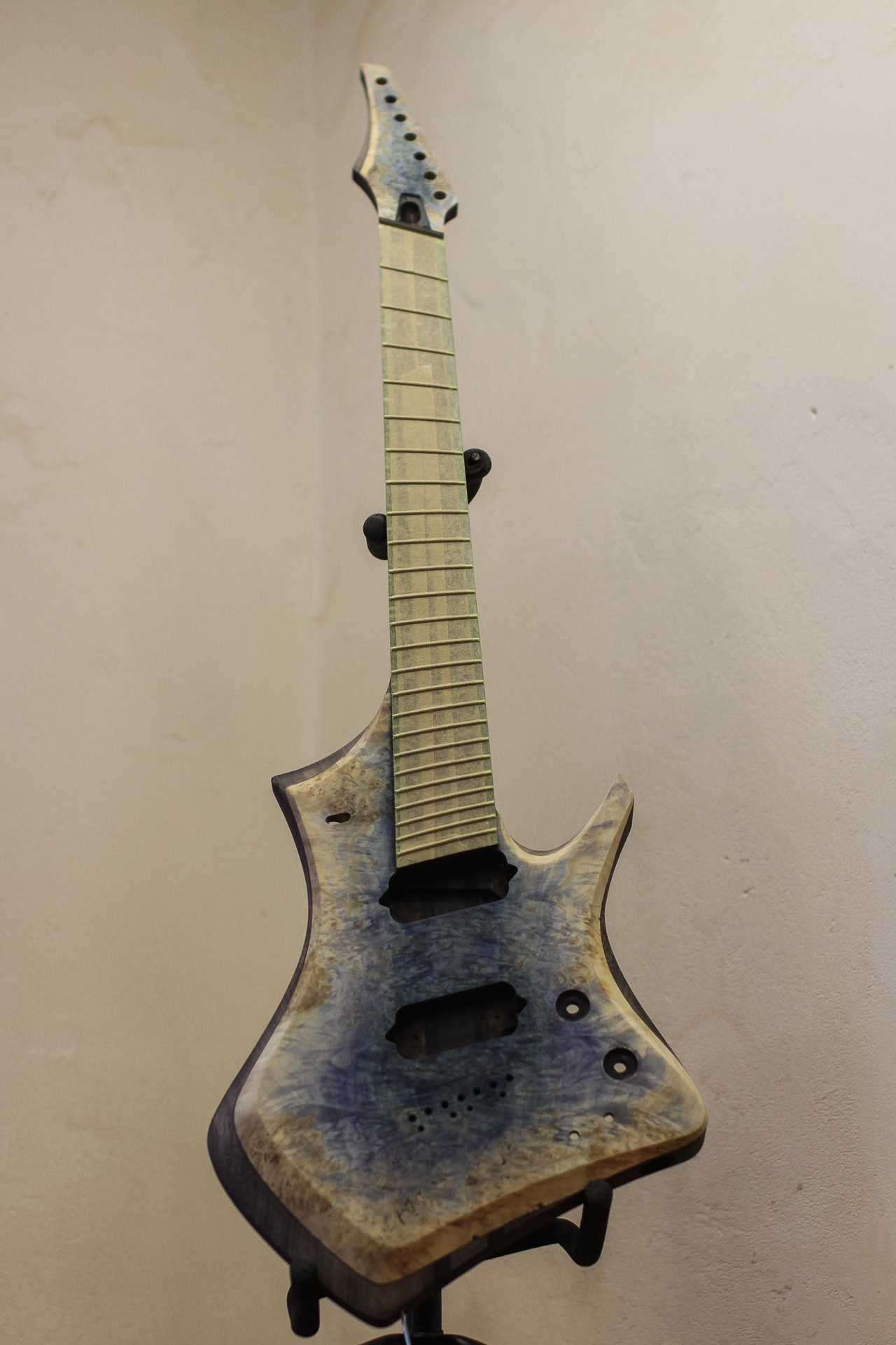 M17. Master of making guitars and basses to order