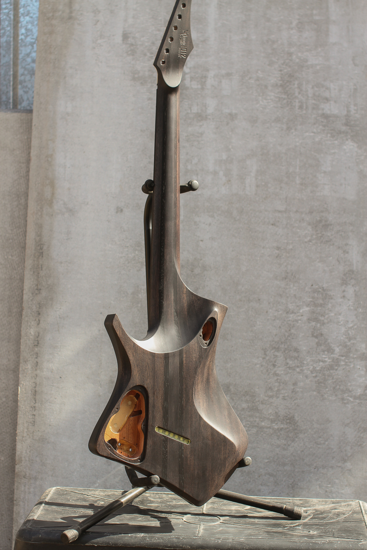 M17. Master of making guitars and basses to order