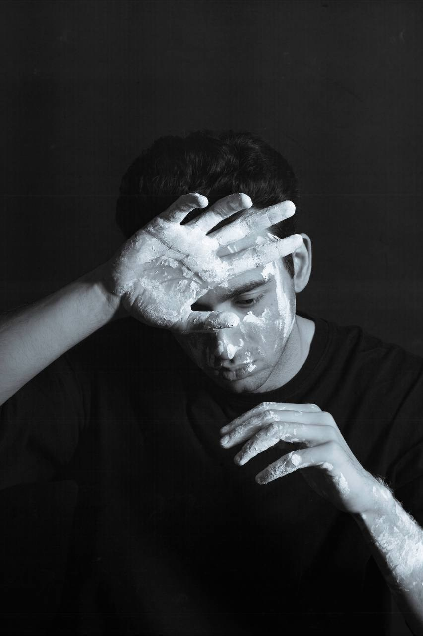 Эмоции. Краска и красные нити. Мари — фотограф и видеограф из Москвы