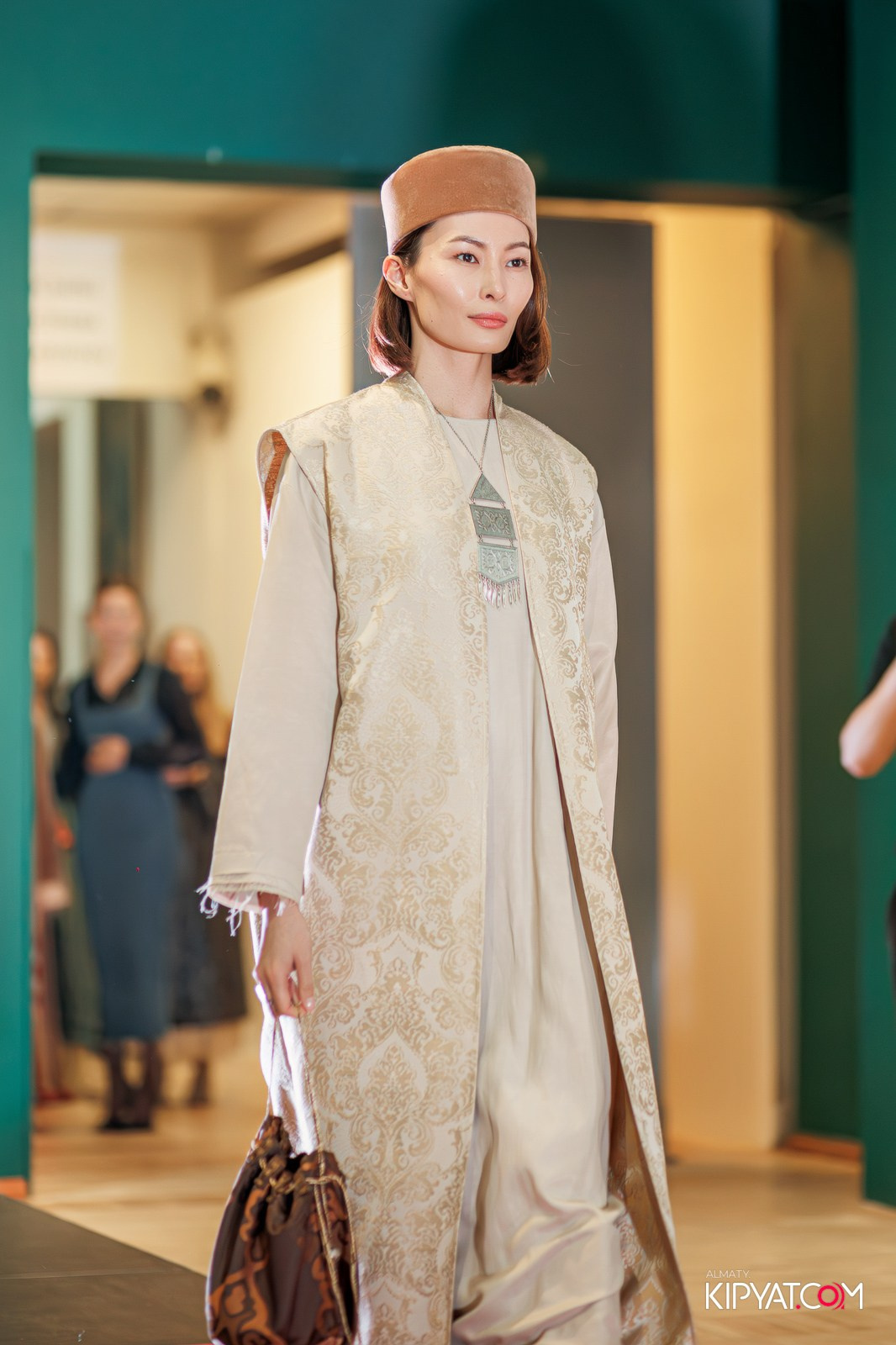 FASHION ПОКАЗ, КАЗАХСКОЙ НАЦИОНАЛЬНОЙ ОДЕЖДЫ. КИПЯТКОМ АЛМАТЫ!
