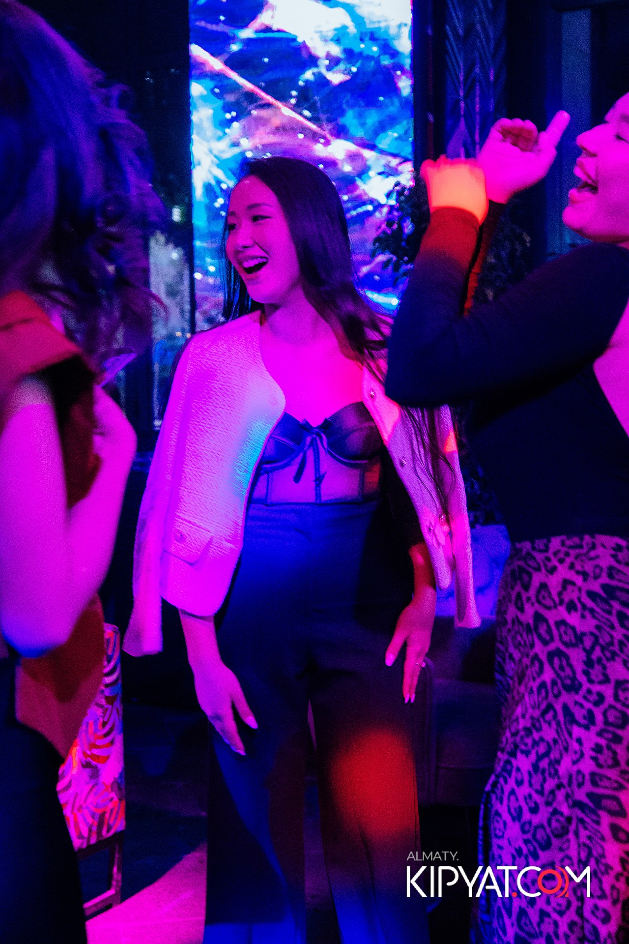 FRIENDS BAR & TERRACE. КИПЯТКОМ АЛМАТЫ!