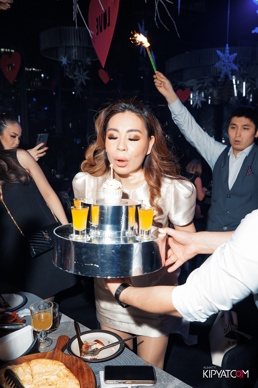 FRIENDS BAR & TERRACE. КИПЯТКОМ АЛМАТЫ!