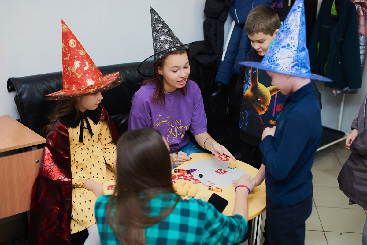 Тематический праздник в языковой школе FunLS. Репортажный и женский фотограф в Новосибирске