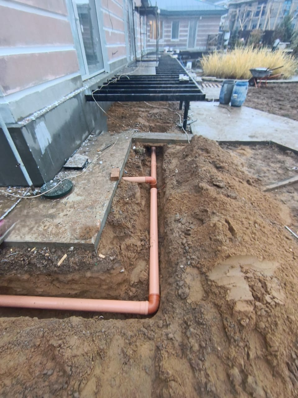 Прокладка инженерных сетей — водоснабжение, канализация, электричество. Готовим участок к эксплуатации.