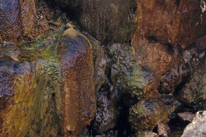 Отложения минералов и термофильных водорослей