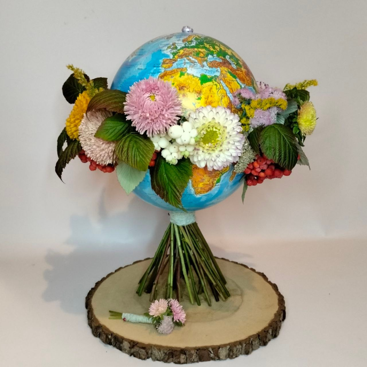 Авторский букет на День знаний "Весь Мир в цветах"