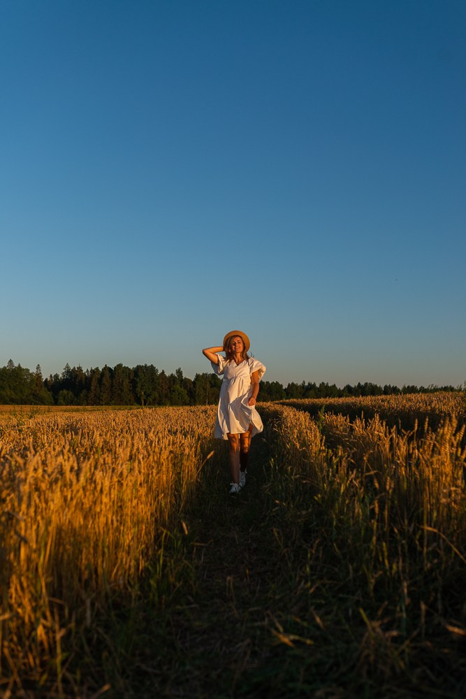 Поле, закат и наши улыбки. Фотограф Мария Ковкова