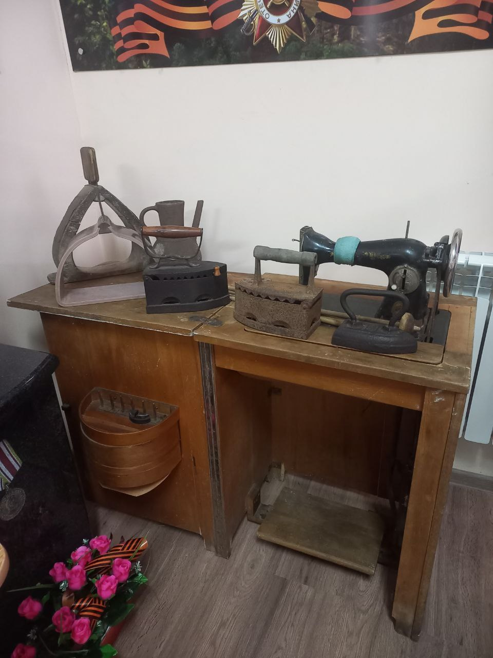 Ничего не было видно и приходилось прислушиваться. Художественная группа «Нежные Бабы»