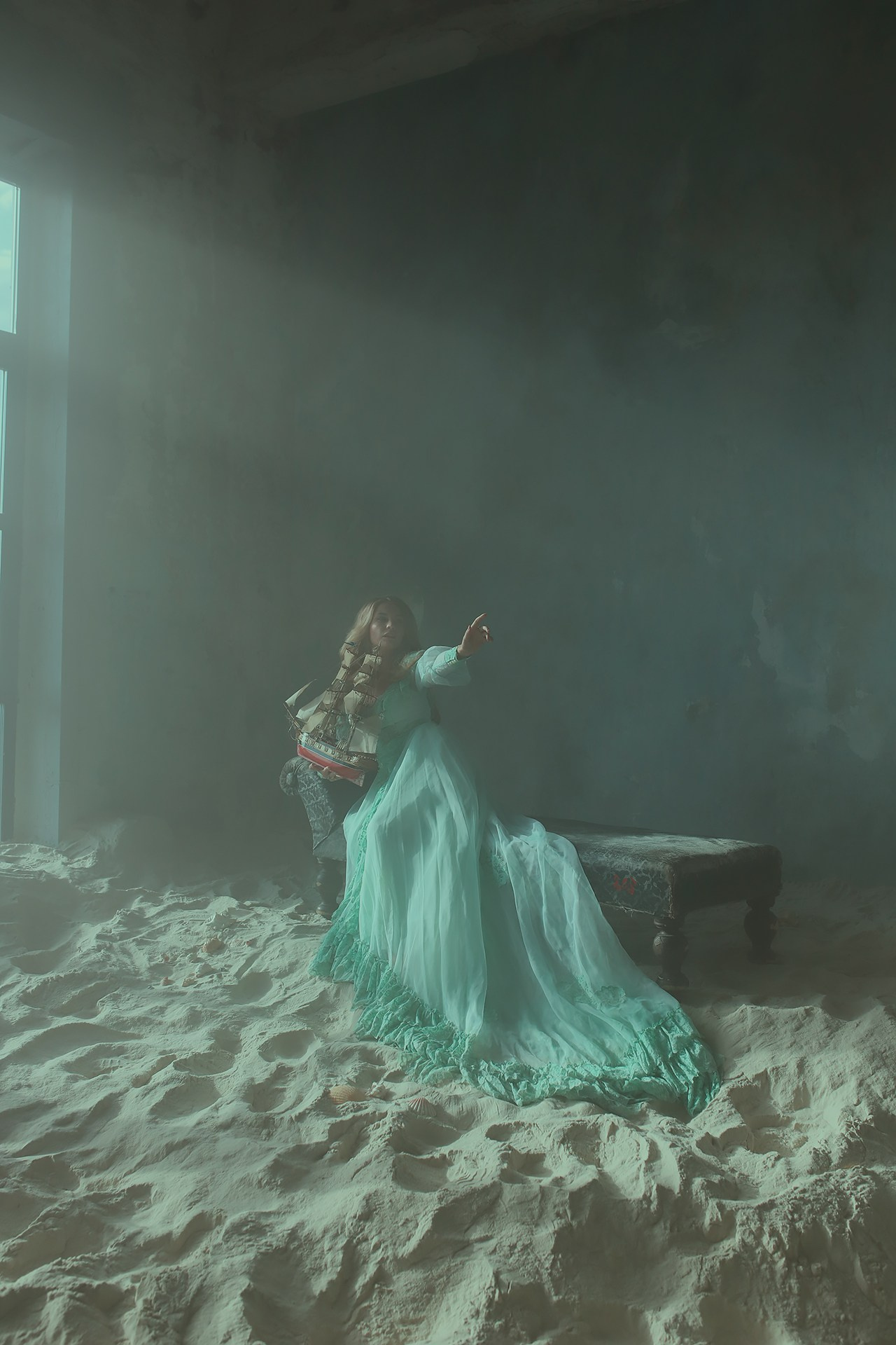 Девушка и море. Художественная винтажная фотография