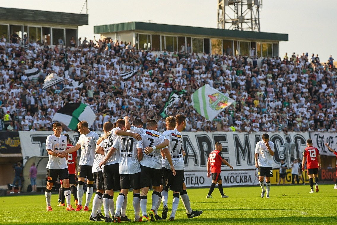 FOOTBALL. Lisa_krassna