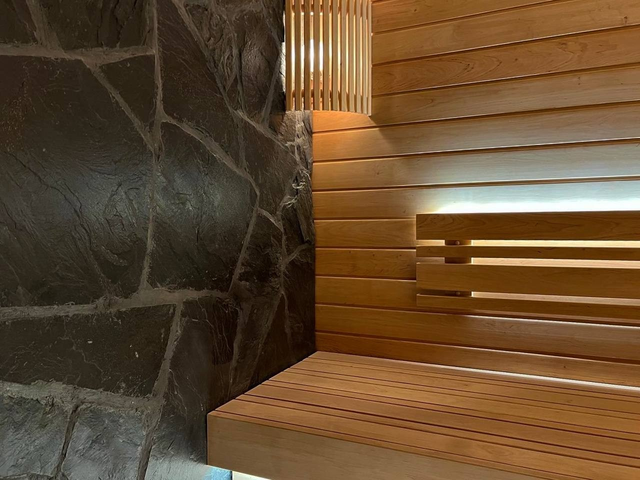 Эксклюзивная парная в Мендсарах из разнокалиберной светлой ольхи и шунгита, а внутренняя топка только усиливает эффект контраста. SaunaTopMasters