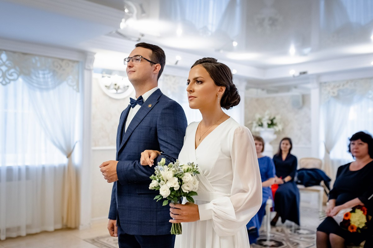 Жених и невеста. Роспись в ЗАГСе Петергофа.