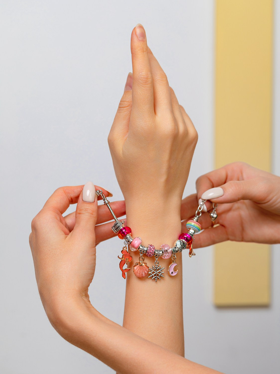 Готовый браслет одевают на запястье руки.