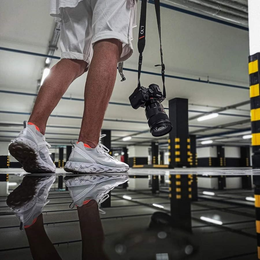 Фотосессия на парковке в Москве — городская съёмка с неоновыми огнями и бетонными текстурами