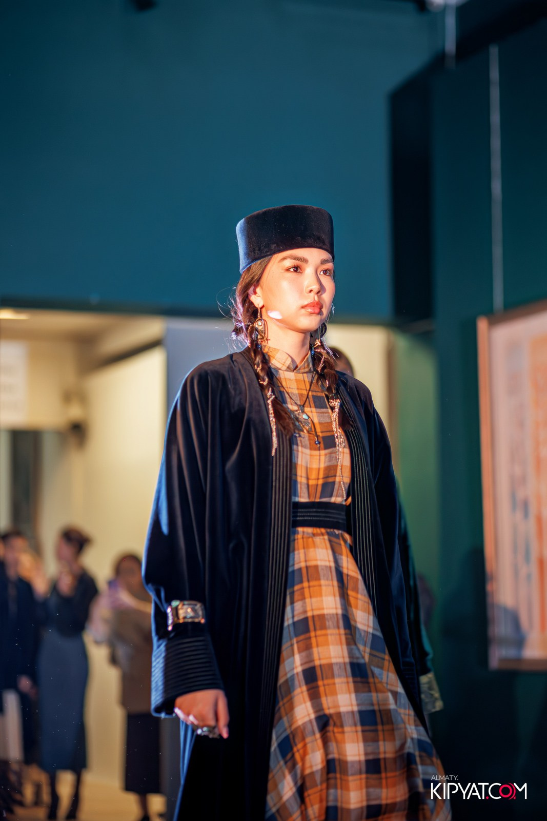 FASHION ПОКАЗ, КАЗАХСКОЙ НАЦИОНАЛЬНОЙ ОДЕЖДЫ. КИПЯТКОМ АЛМАТЫ!