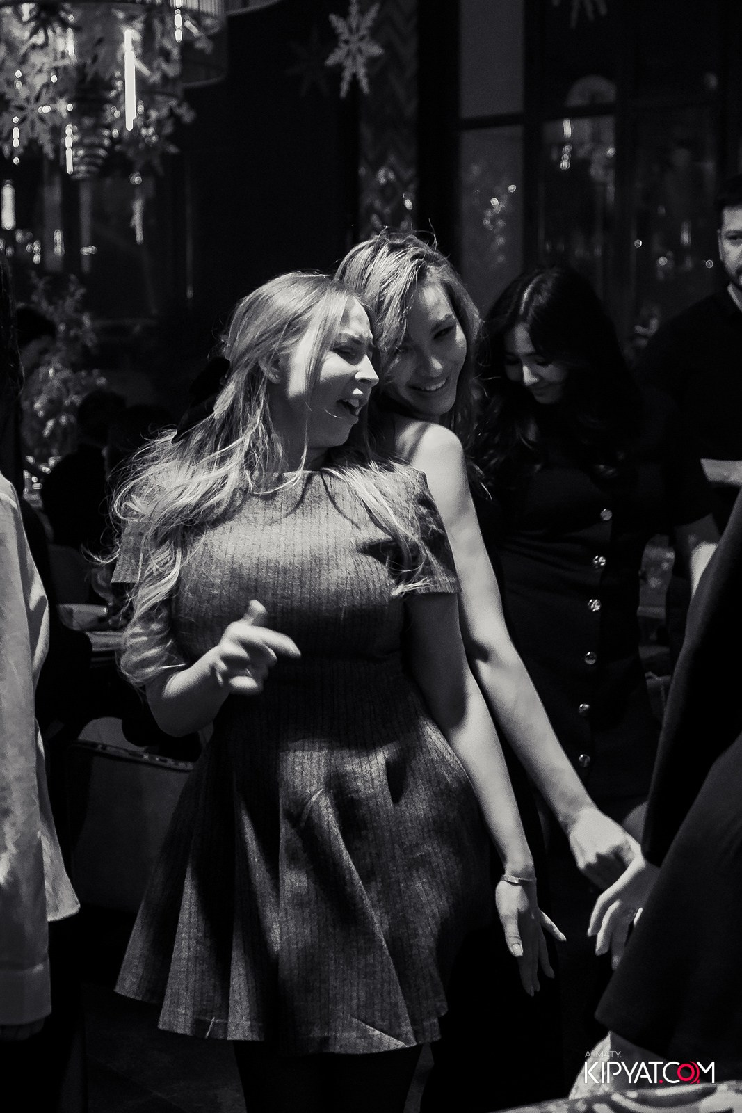 FRIENDS BAR & TERRAACE. КИПЯТКОМ АЛМАТЫ!