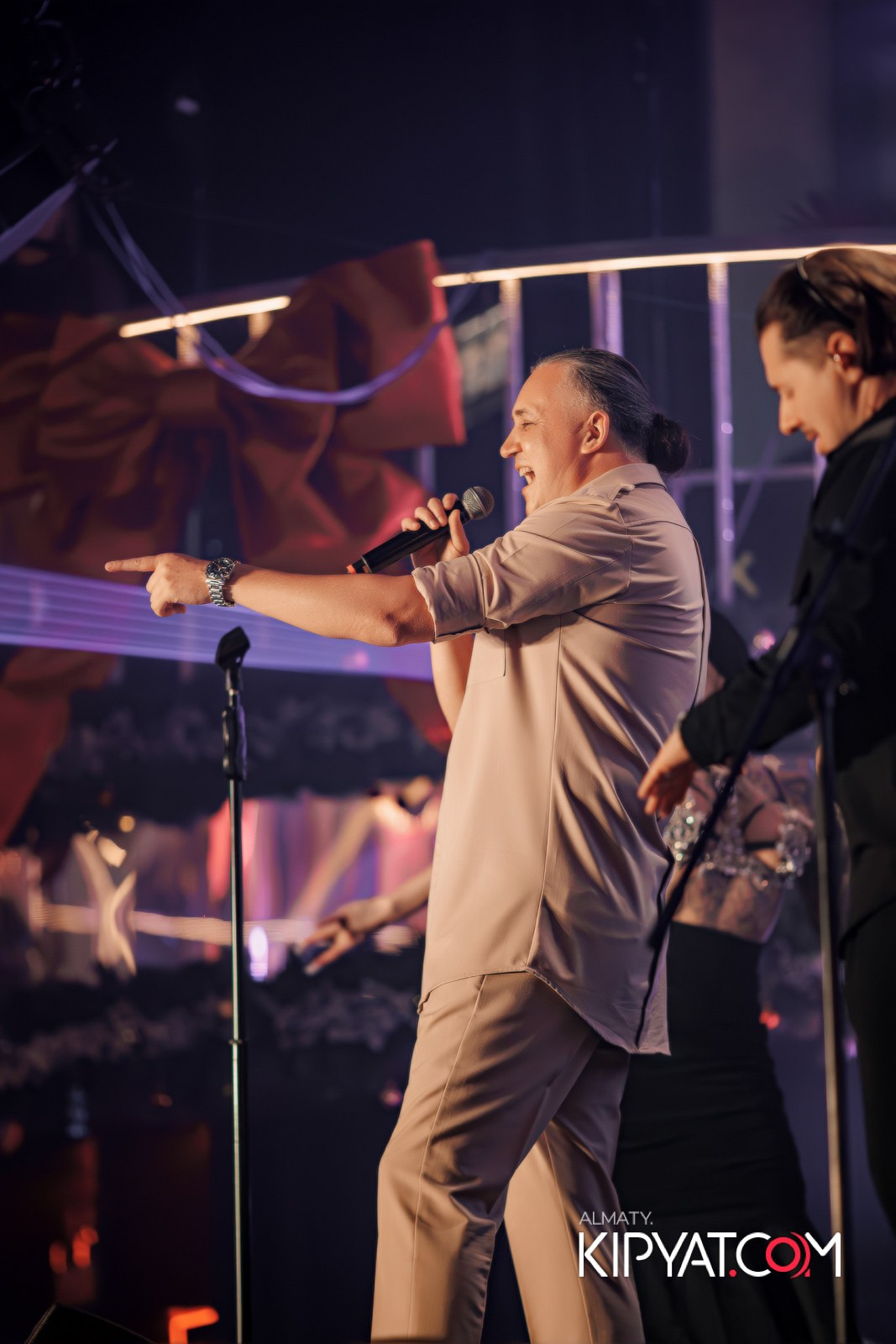 SANTA BARBARA — ПИТ ДЖЕЙСОН (ГР. ПРЕМЬЕР-МИНИСТР) И ИЛЬЯ ЗУДИН (ГР. ДИНАМИТ) НА ПРЕДНОВОГОДНЕЙ ВЕЧЕРИНКЕ. КИПЯТКОМ АЛМАТЫ!