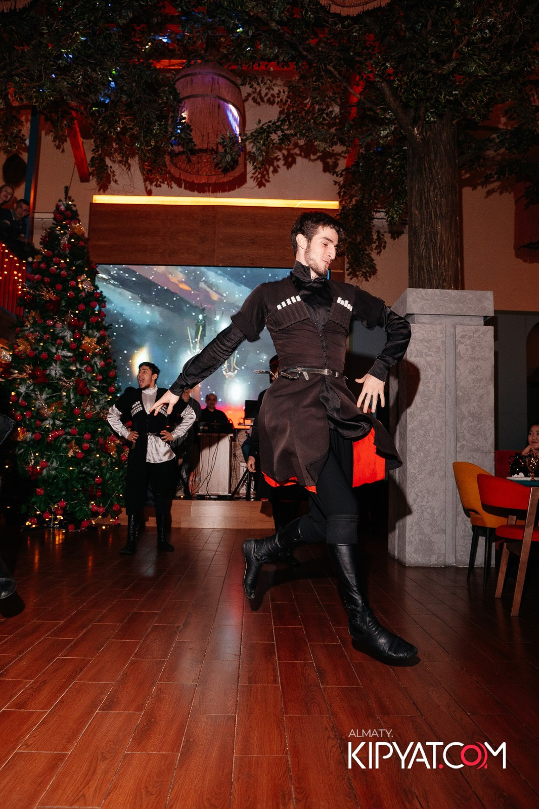 ГРУЗИНСКИЙ ДВОР НА КАБАНБАЙ БАТЫРА. КИПЯТКОМ АЛМАТЫ!