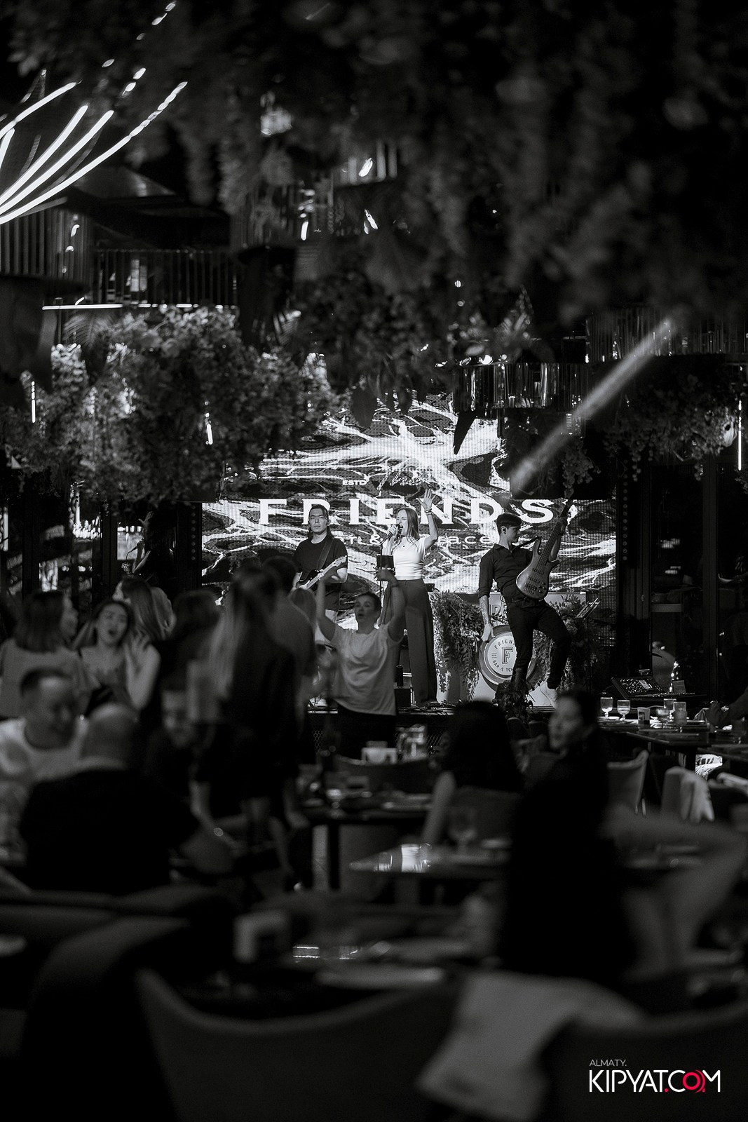 FRIENDS BAR & TERRACE. КИПЯТКОМ АЛМАТЫ! Фотосъемка мероприятий в Алматы