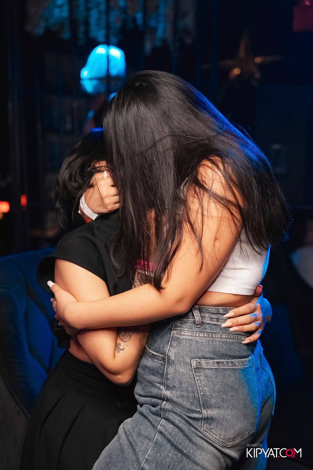 UYAT ЕМES BAR. КИПЯТКОМ АЛМАТЫ!