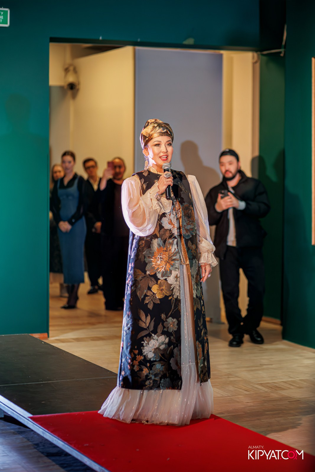 FASHION ПОКАЗ, КАЗАХСКОЙ НАЦИОНАЛЬНОЙ ОДЕЖДЫ. КИПЯТКОМ АЛМАТЫ!